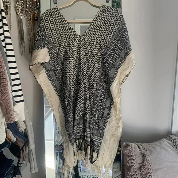 Vince Camuto Other - Vince Camuto cover up/ poncho throw over